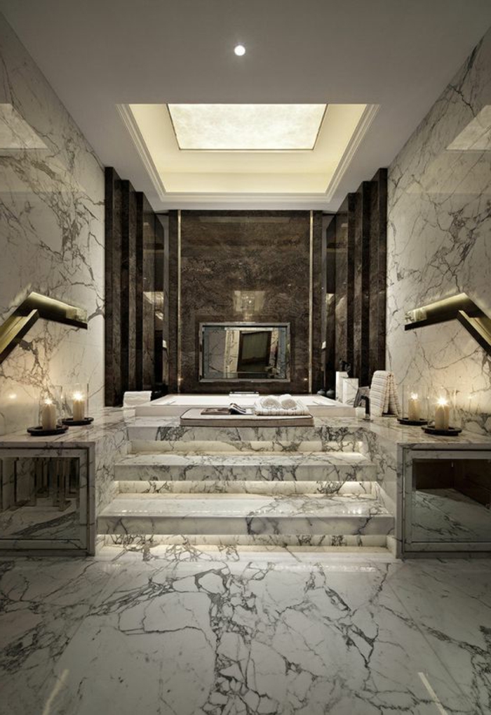 idee deco salle de bain, salle de bain luxueuse, sol en marbre blanc, baignoire et tv à ecran plat, 