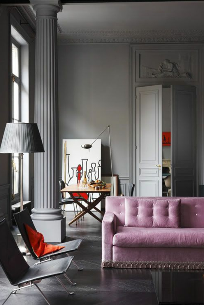 idee deco salon, sofa rose, tableau artistique, grande fenêtre, lampe de sol grise, peinture murale grise