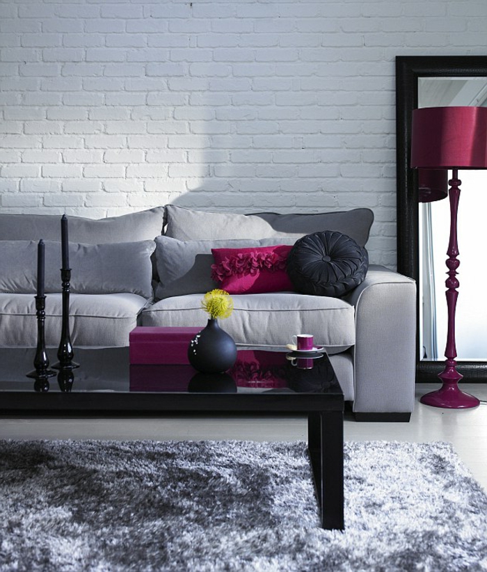 idee deco salon, tapis moelleux, table noire rectangulaire, sofa gris, lampe à abat-jour lilas