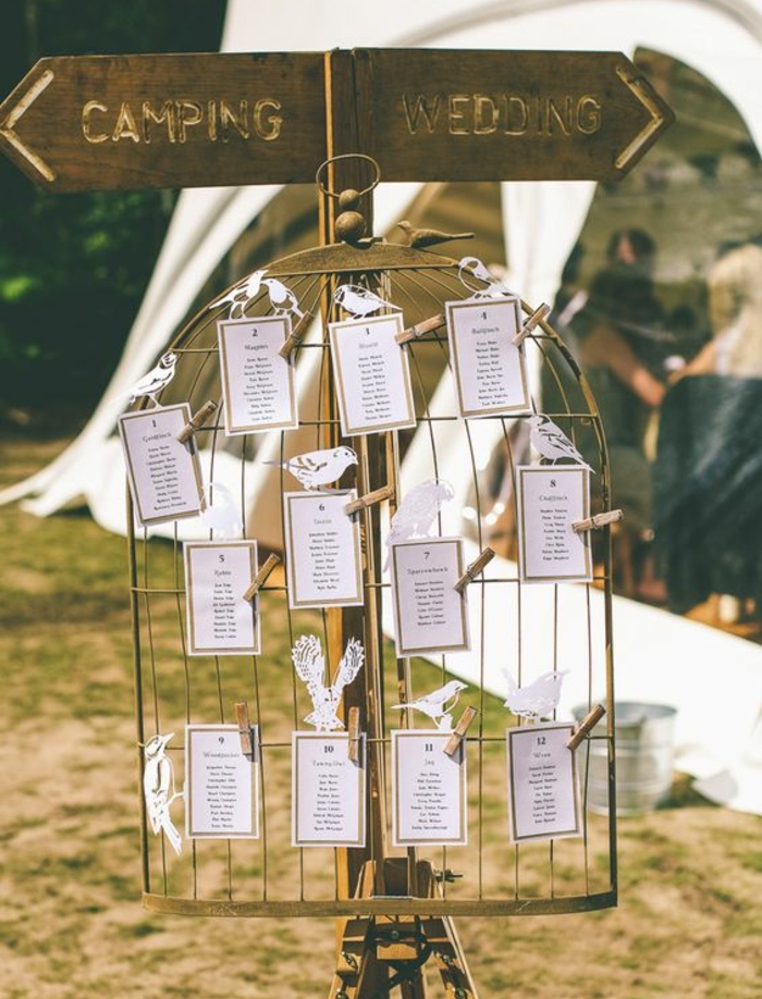 exemple decoration mariage, plan de table en grille cage oiseaux avec des étiquettes blanches et oiseaux en papier, mariage shabby chic