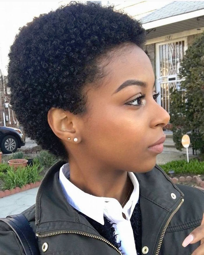 femme afro coupe courte simple coiffure fille cheveux crepus