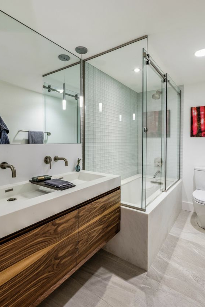 idee salle de bain blanche, comptoir en bois et céramique, grande cabine de douche