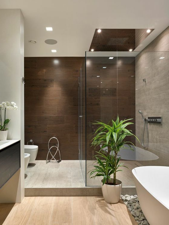 idee salle de bain, baignoire blanche ovale, galets décoratifs, plante verte, carrelage imitation bois
