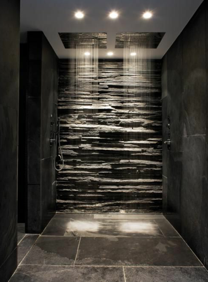 idee salle de bain, sol grands carreaux gris, parement mural en pierre, douches pluie