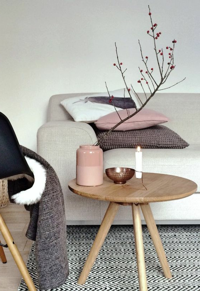 idee salon, table rustique sur trois pieds, sofa moderne, tapis en noir et blanc