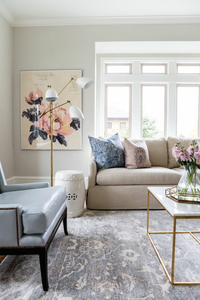 idee salon, tapis gris clair, sofa vintage en bleu clair, lampe avec trois abat-jours