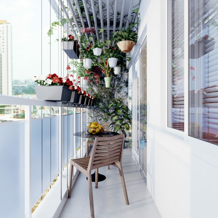 idee terrasse blanche avec chaise en bois, carrelage blanc, plusieurs petits pots de fleurs suspendus, bacs à fleurs