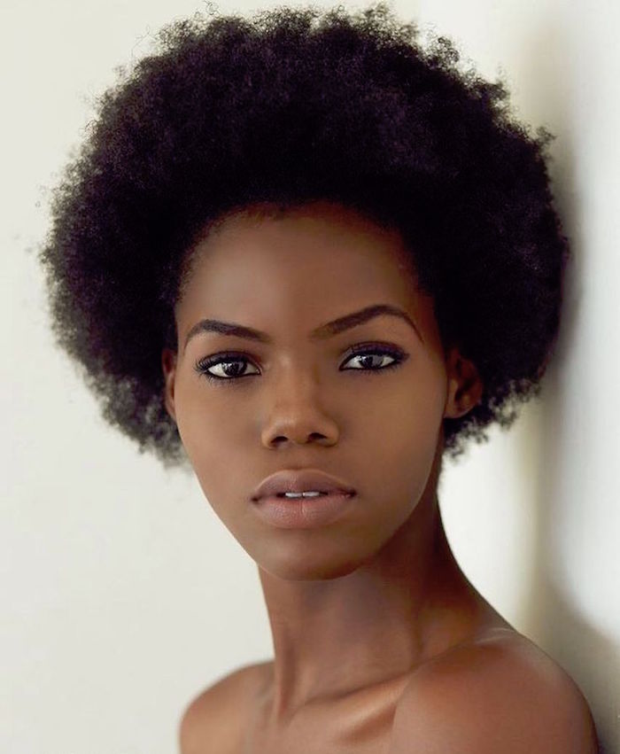 cheveux afro court coiffure femme noire en brosse vintage