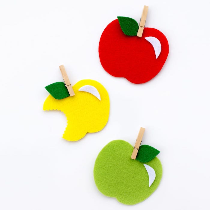 activité manuelle maternelle automne, des pommes en feutrine à suspendre à l aide de petites pinces à linge en bois