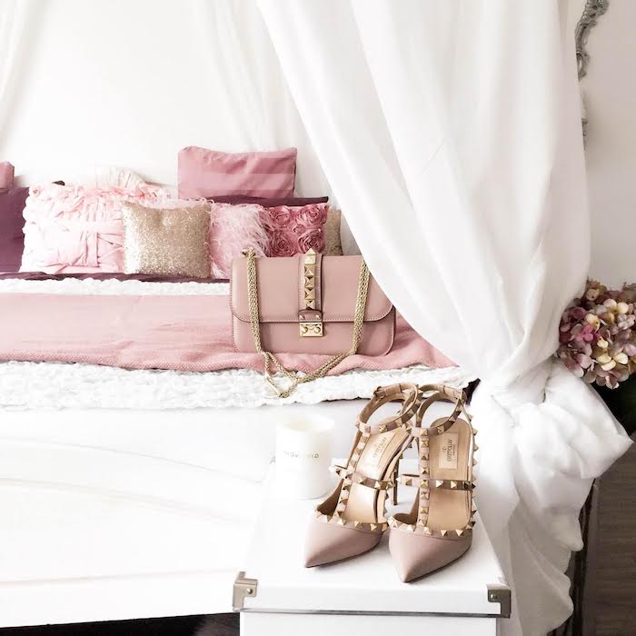 accessoires féminins en rose pastel, décoration en blanc et rose d'une chambre femme, coussins en faux fur rose pâle
