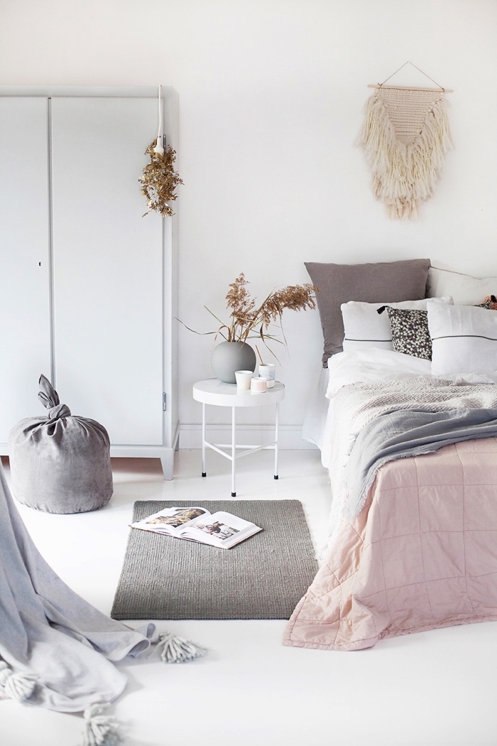 deco scandinave pas cher, tapis gris, linge de lit gris, blanc et rose, armoire blanche, revêtement sol, mur blancs, deco murale macramé
