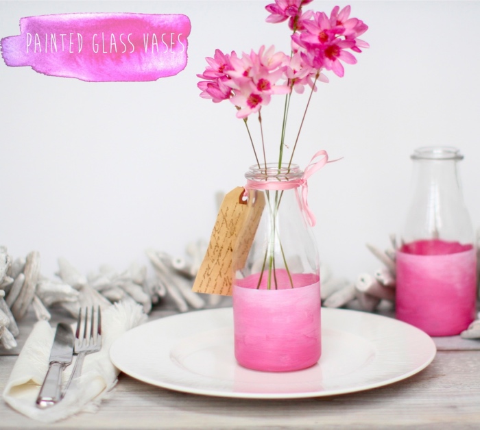 idée comment faire un vase diy customisé de peinture et de ruban rose, bouquet de fleurs rose, deco bouteille verre à lait
