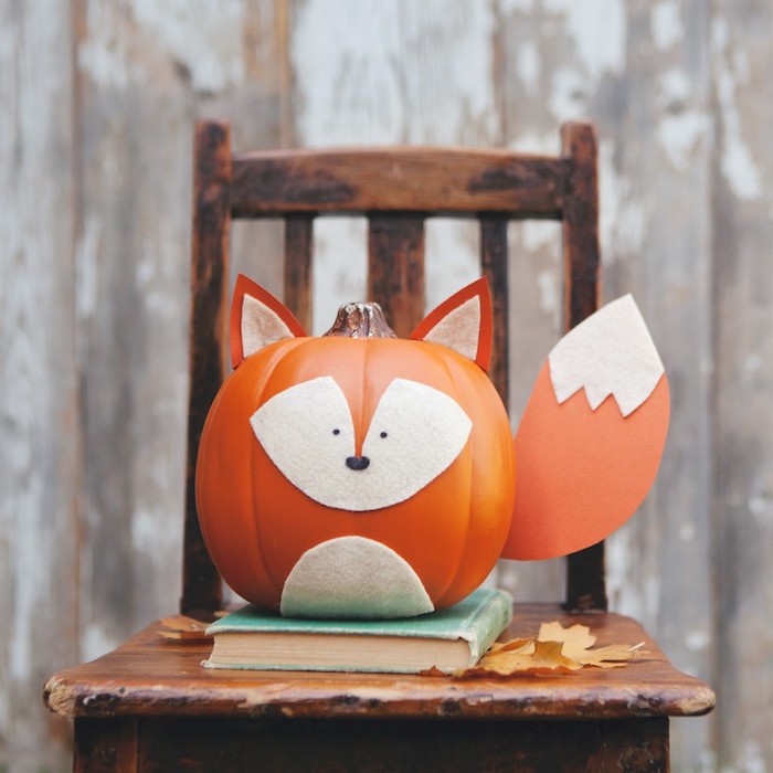 un renard fabriqué à partir une citrouille orange, feutrine et papier pour visage, ventre, queue et oreilles, bricolage automne