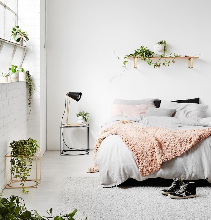 idée déco chambre cocooning rose et gris, tapis et linge de lit gris, plaid rose murs couleur blanche, plantes vertes