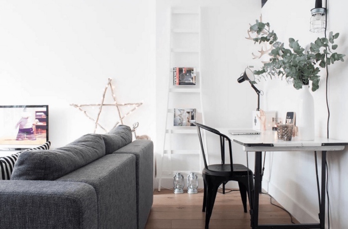 idée de salon scandinave blanc, canapé gris, parquet clair, table blanche avec chaise noire en metal, échelle blanche range magazines