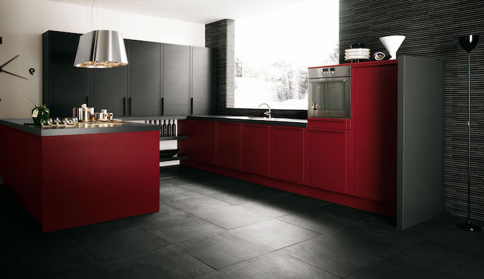 quelle couleur avec le rouge, idée de façade cuisine couleur bordeau et gris, revêtement sol dalles grises, meuble cuisine gris anthracite
