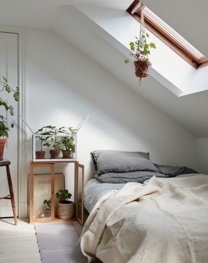 deco de chambre sous pente, linge de lit blanc et gris, tapis gris, parquet clair, decoration de plantes vertes, inspiration scandinave