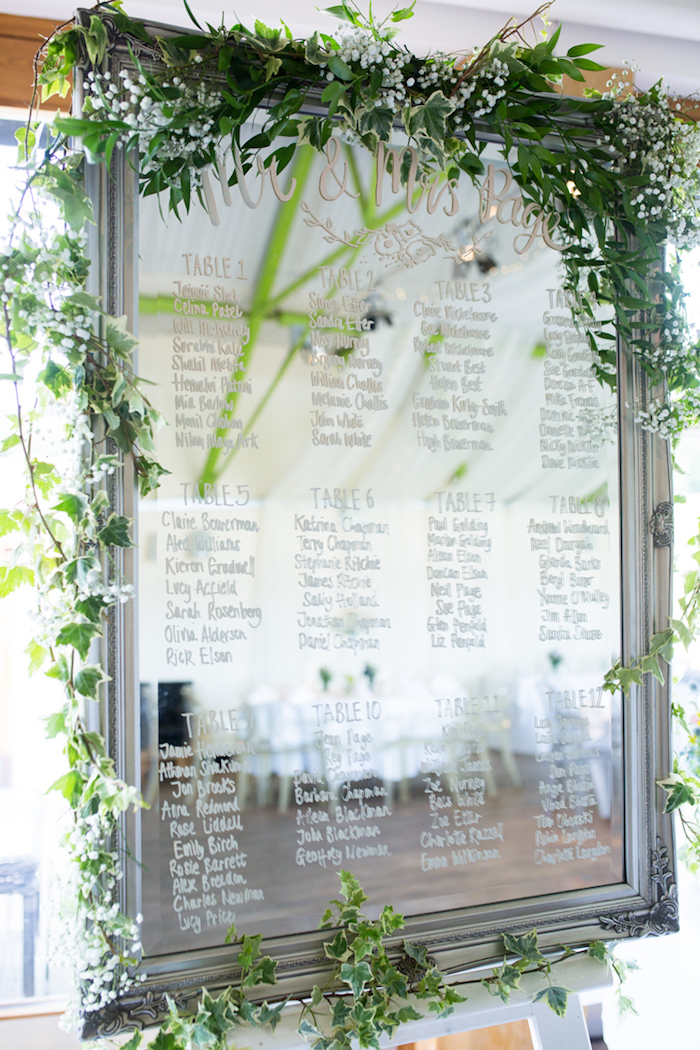 diy mariage plan de table en miroir avec nombre tables et noms invités écrits au feutre blanc pour verre, guirlande verte autour