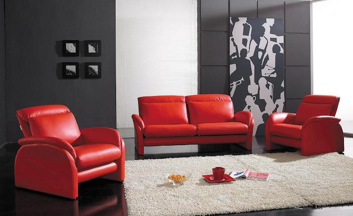 accord de couleurs, intérieur en gris anthracite et rouge, canapé et fauteuils rouges, tapis blanc cassé, revêtement sol noir