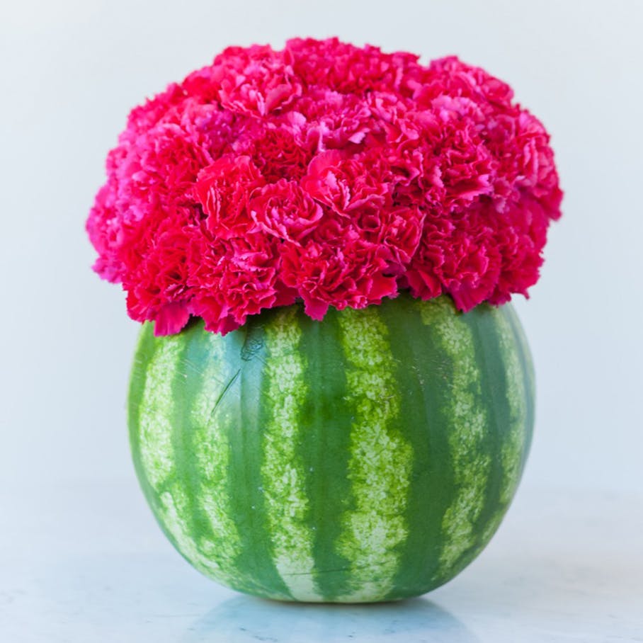 idée comment faire un vase de fleurs dans un pastèque, bouquet de fleurs rose fuchsia, deco fait maison simple, idée créative