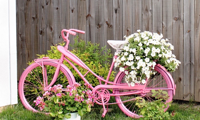 idee creation deco simple, un vélo repeint en rose recyclé, décoration de fleurs dans le jardin, cour arrière 