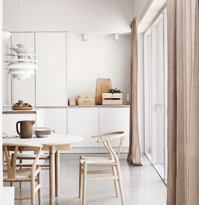 cuisine couleur lin sur les rideaux, façade cuisine blanche, table et chaises en bois blancs, revêtement sol gris clair