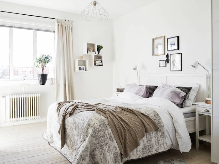 idée déco chambre cocooning, parquet en bois clair, linge de lit marron, gris et blanc, coussins mauve, mur couleur blanche