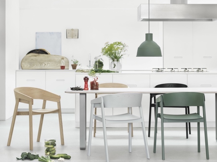 amenagement deco cuisine scandinave, façade cuisine blanche, table en bois et metal, chaises bois, blanc et noir, suspension grise