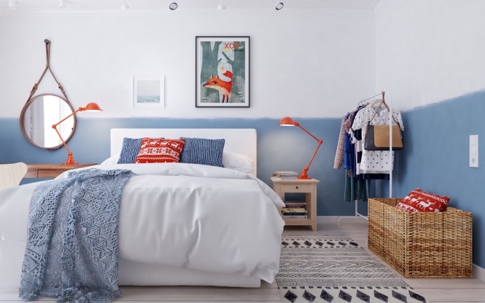chambre à coucher dans une maison scandinave, meuble scandinave lit blanc, linge de lit blanc, bleu et rouge, decoration murale bleu et blanc, miroir rond, tapis noir et blanc, deco murale dessin renard dans un fôret