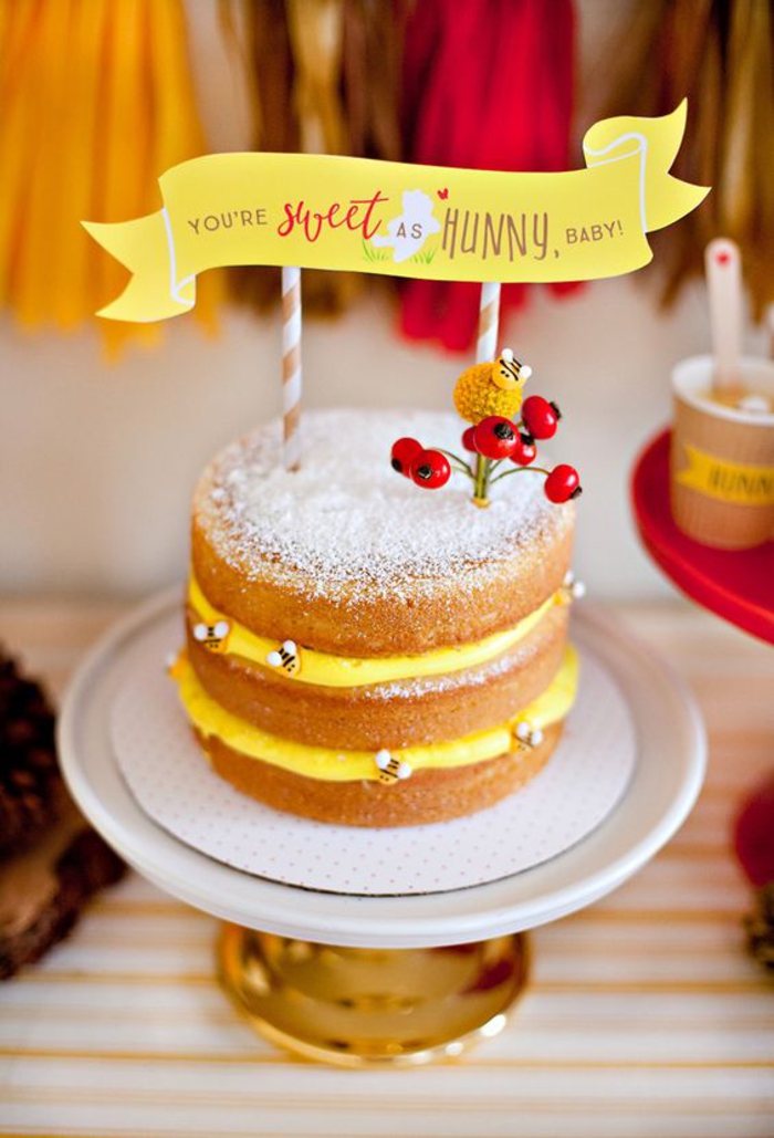 idée pour une décoration anniversaire enfant sur thème abeilles, gâteau à étages sans glaçage