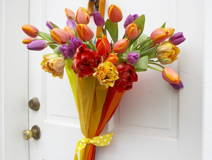 idée décoration porte d entrée astuce deco couronne de fleur en parapluie recup avec des fleurs
