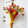 idée décoration porte d entrée astuce deco couronne de fleur en parapluie recup avec des fleurs