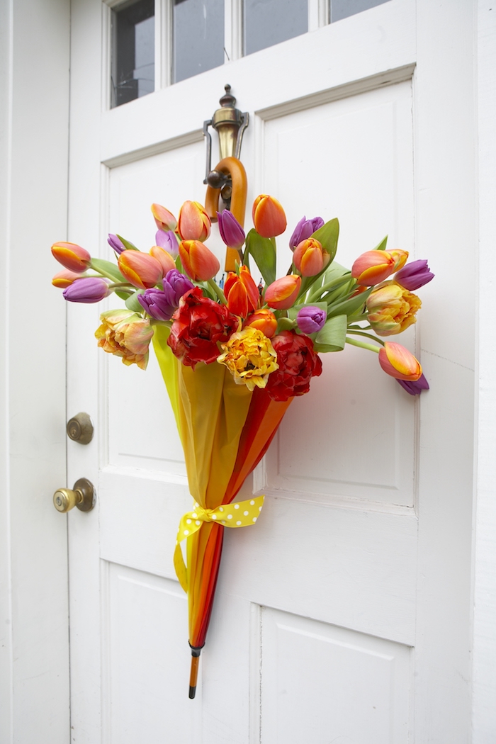 une alternative à la couronne de fleurs sur la pore d'entrée, idée créative de recyclage parapluie transformé en vase de fleurs, bouquet tulipes