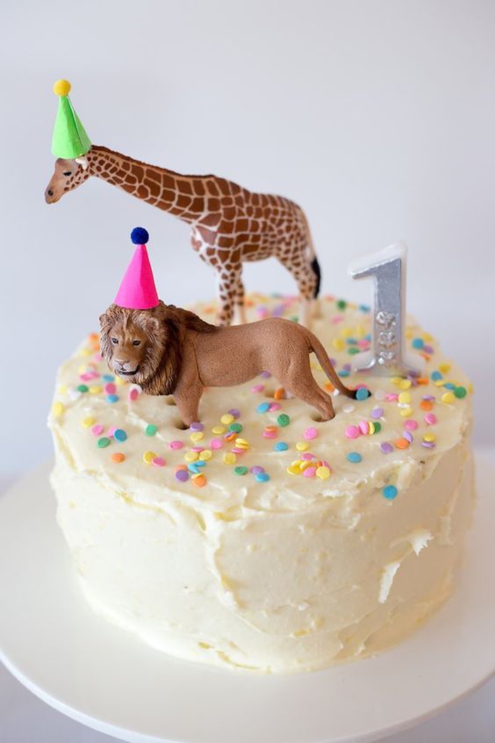 une décoration anniversaire sur le thème animaux de la savane, un simple gâteau décoré de figurines animaux