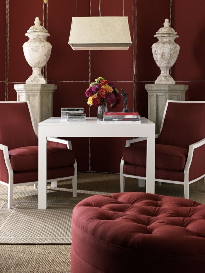idée intérieur couleur bordeau avec murs, chaises et tabouret bordeaux, tapis gris, table basse blanche, décoration vintage