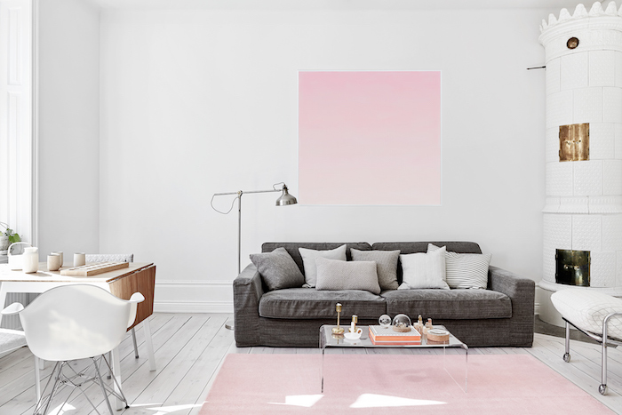 salon gris et blanc avec objets décoratifs en rose pastel, bureau en bois claire avec chaise blanche
