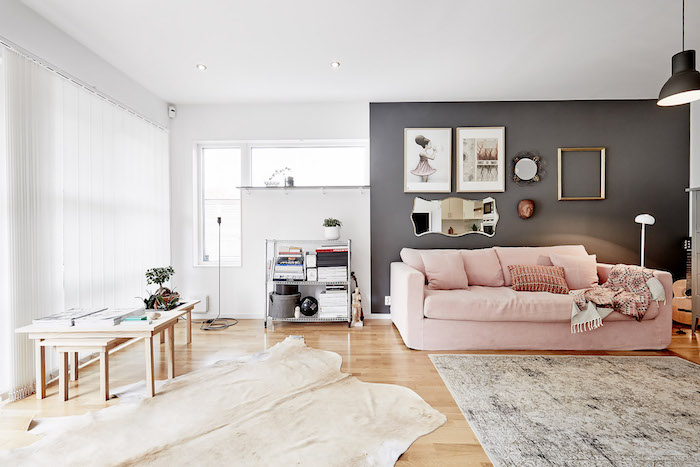couleur mur salon, tapis moelleux en gris et blanc, cadre photo doré et vide, plaid blanc et rose avec franges