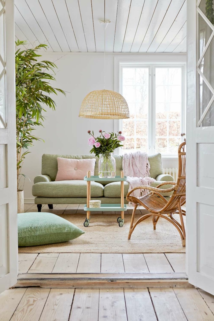 comment arranger le salon blanc, avec quelles couleurs associer le vert, objets décoratifs en rose pastel