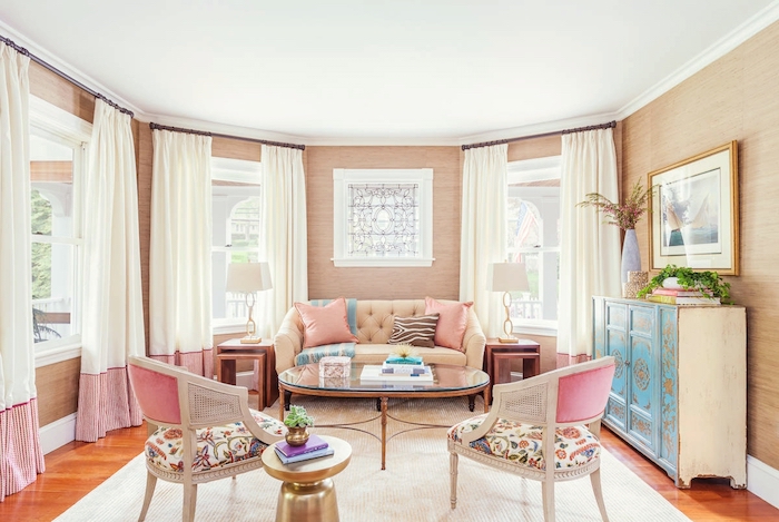 decoration interieur, canapé beige au dos boutonné, table en verre et bois foncé, chaise beige damassée à motifs floraux