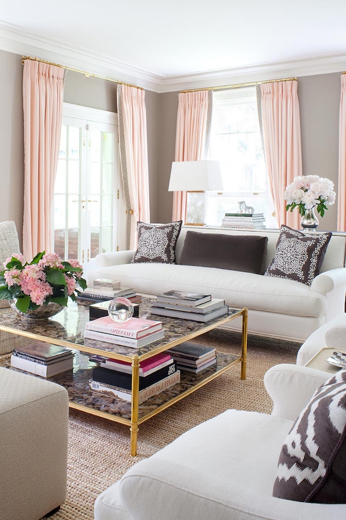 couleur mur salon, collection de livres et magazines sur une table de salon, bouquet de fleurs rose pastel