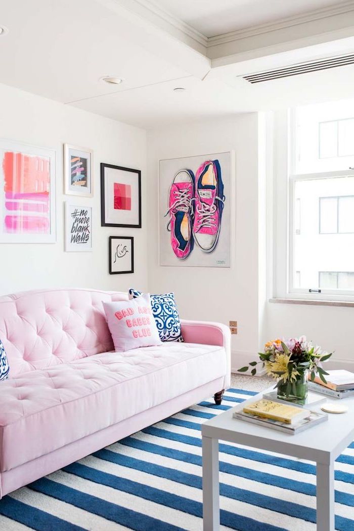 intérieur aux couleurs vibrantes, canapé boutonné en rose pastel avec coussins décoratifs en rose et bleu