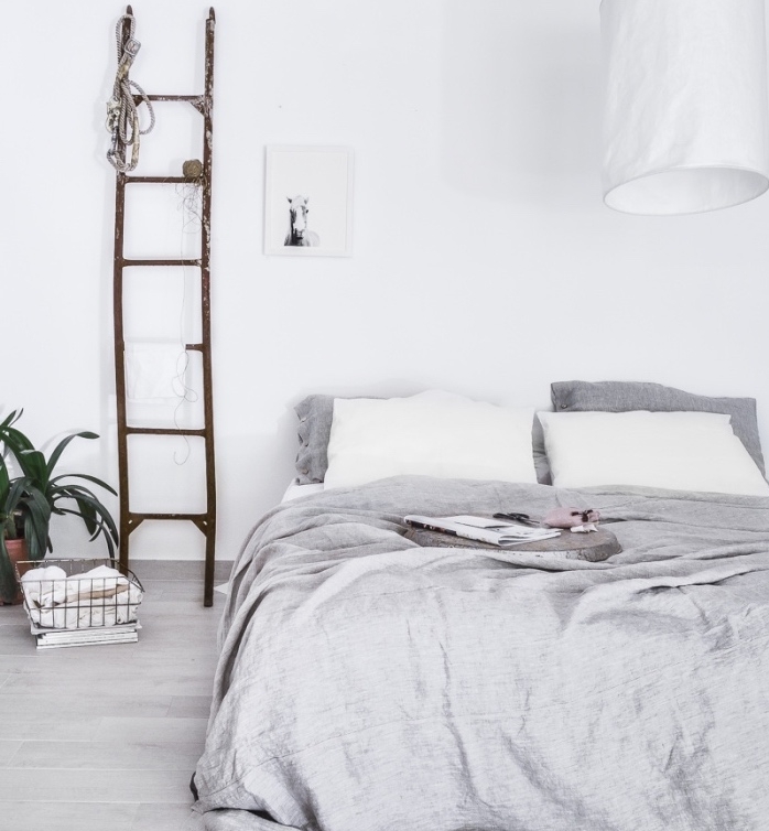 idée amenagement chambre nordique, mobilier scandinave, linge de lit gris et blanc, échelle récup, rangement, parquet gris