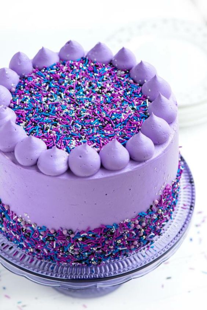 joli gateau anniversaire 1 an fille au glaçage au beurre violet, gâteau black velvet