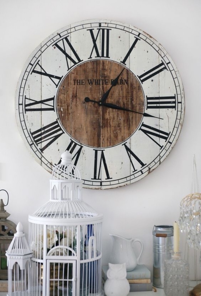 un plateau touret bois, transformé en horloge avec des chiffres romains, idee creation deco recuperation, style vintage