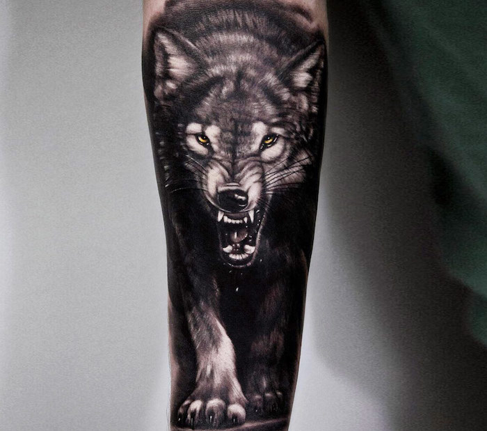 symbole tatouage, dessin sur la peau pour homme, image de loup aux yeux jaunes et visage féroce sur le bras