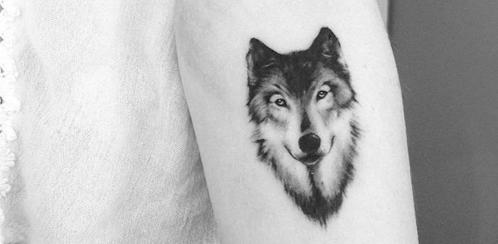tatouage temporaire, petit dessin de tête de loup sur la peau, idée tatouage à motifs animaux