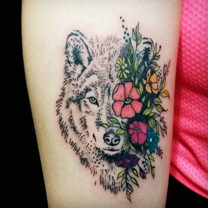 dessin tatouage, idée art corporel en couleurs pour femme, tatouage tête de loup avec fleurs en couleurs