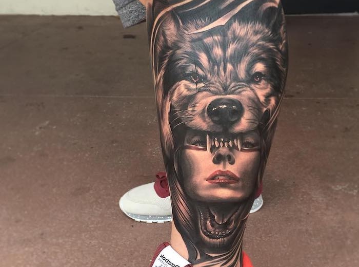 homme tatoué, baskets en blanc et rouge modèle homme, tatouage sur jambe avec tête femme loup
