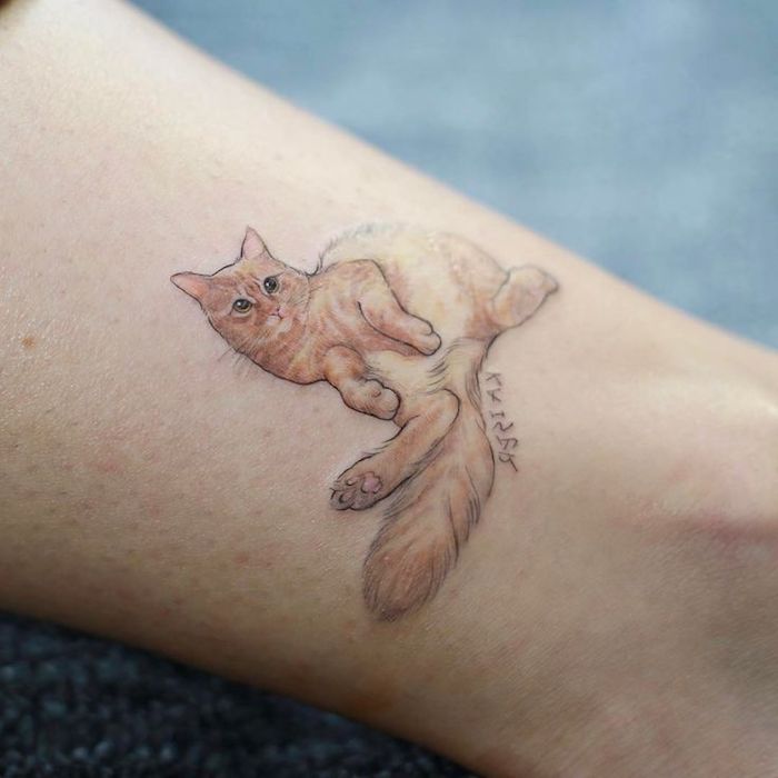 amour pour les chats, petite silhouette animale sur la cheville, quel tattoo choisir pour femme