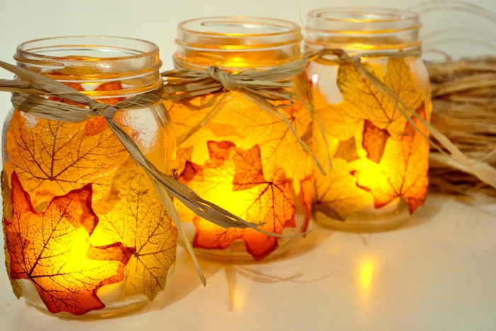 technique décopatch pour fabriquer un photophore dans un pot en verre avec décoration de feuilles mortes collées sur al surface des pots
